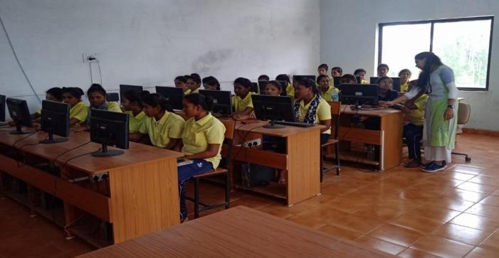 Computer lab training session for Industry 4.0 and digital skills at Dhanora campus